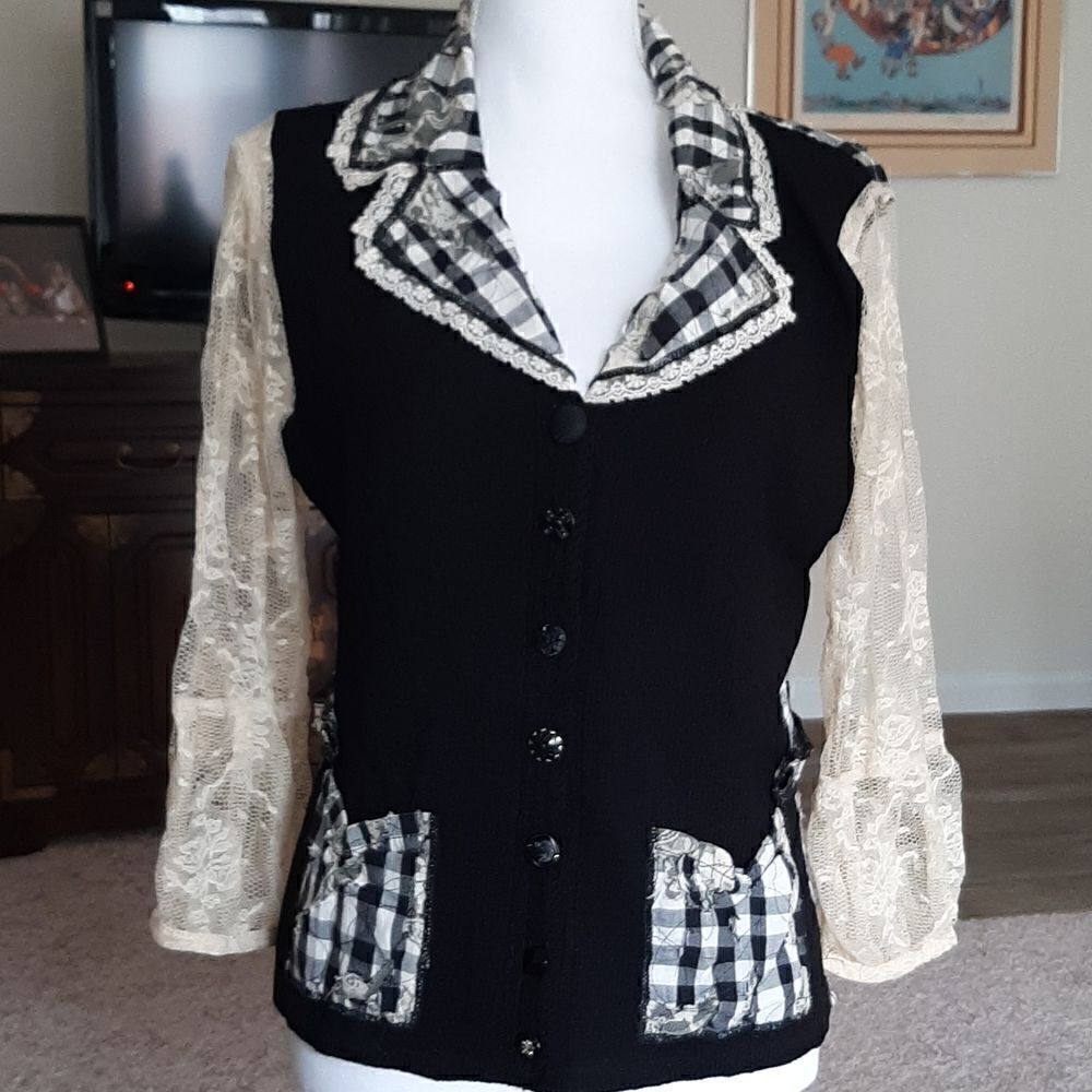 Elaris Vintage black and white top